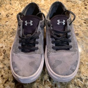Boys low top under armour sneakers